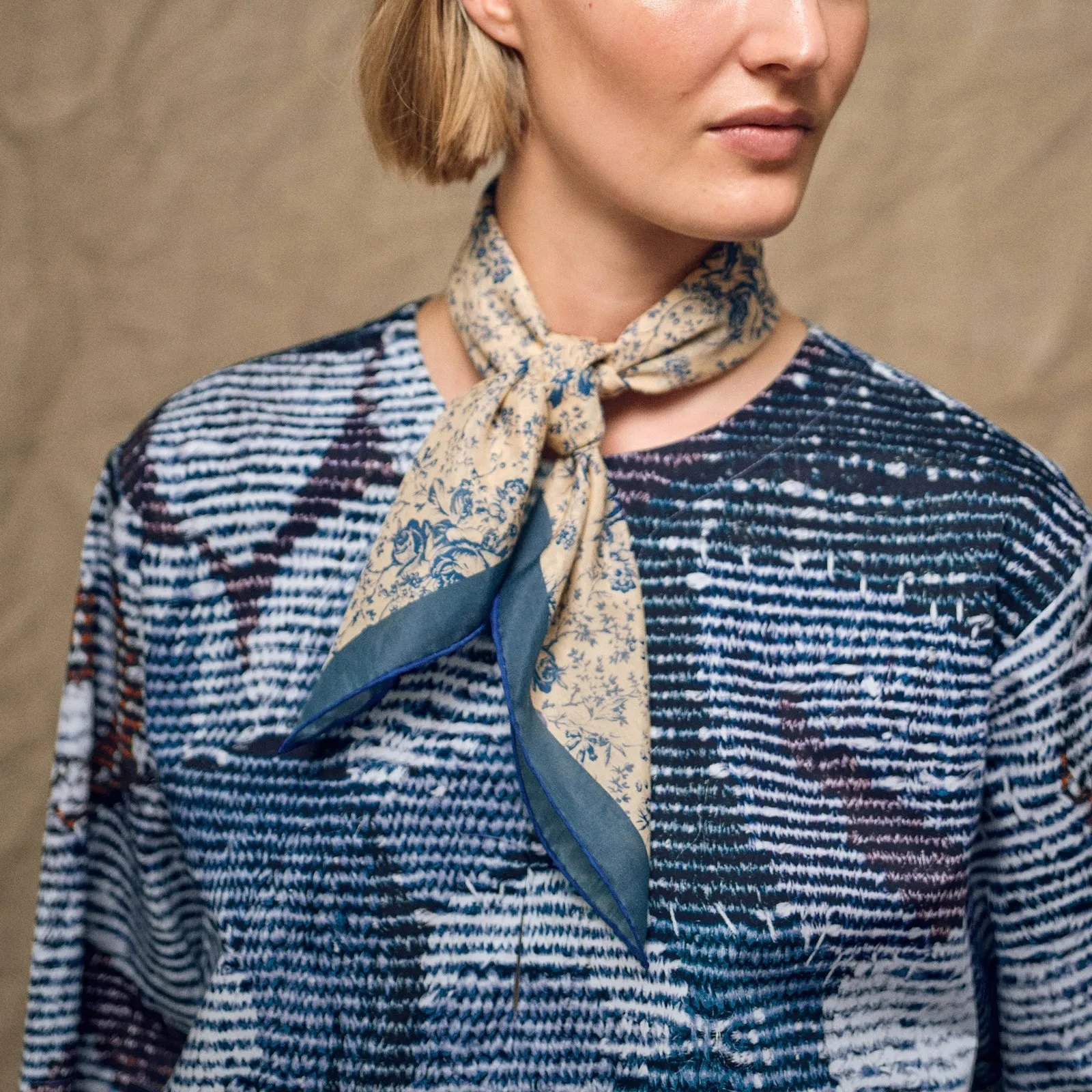 Tapis Noir Light Blue Flower Toile Scarf