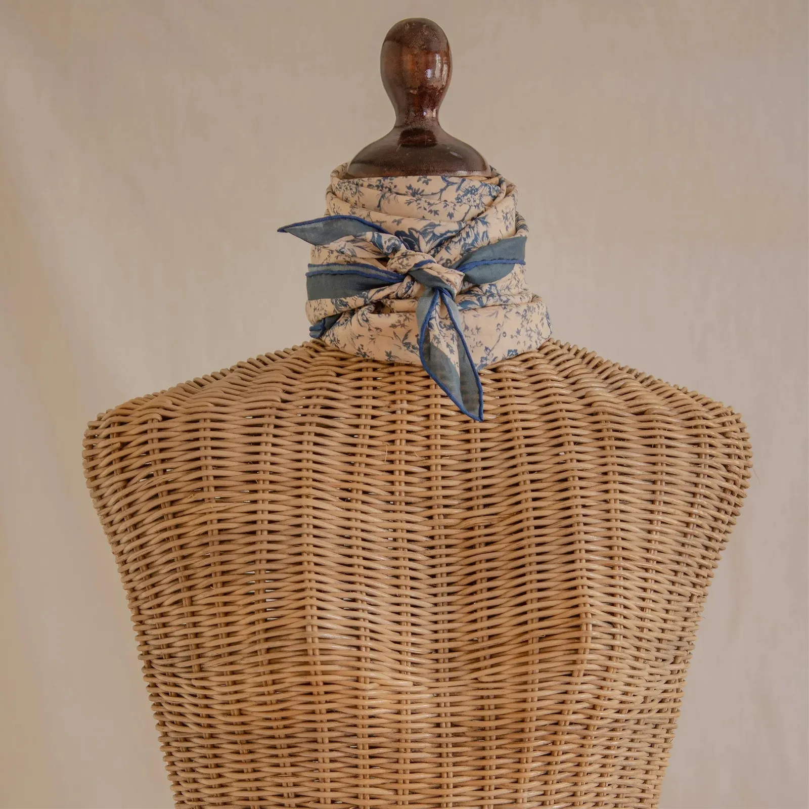 Tapis Noir Light Blue Stripe Scarf