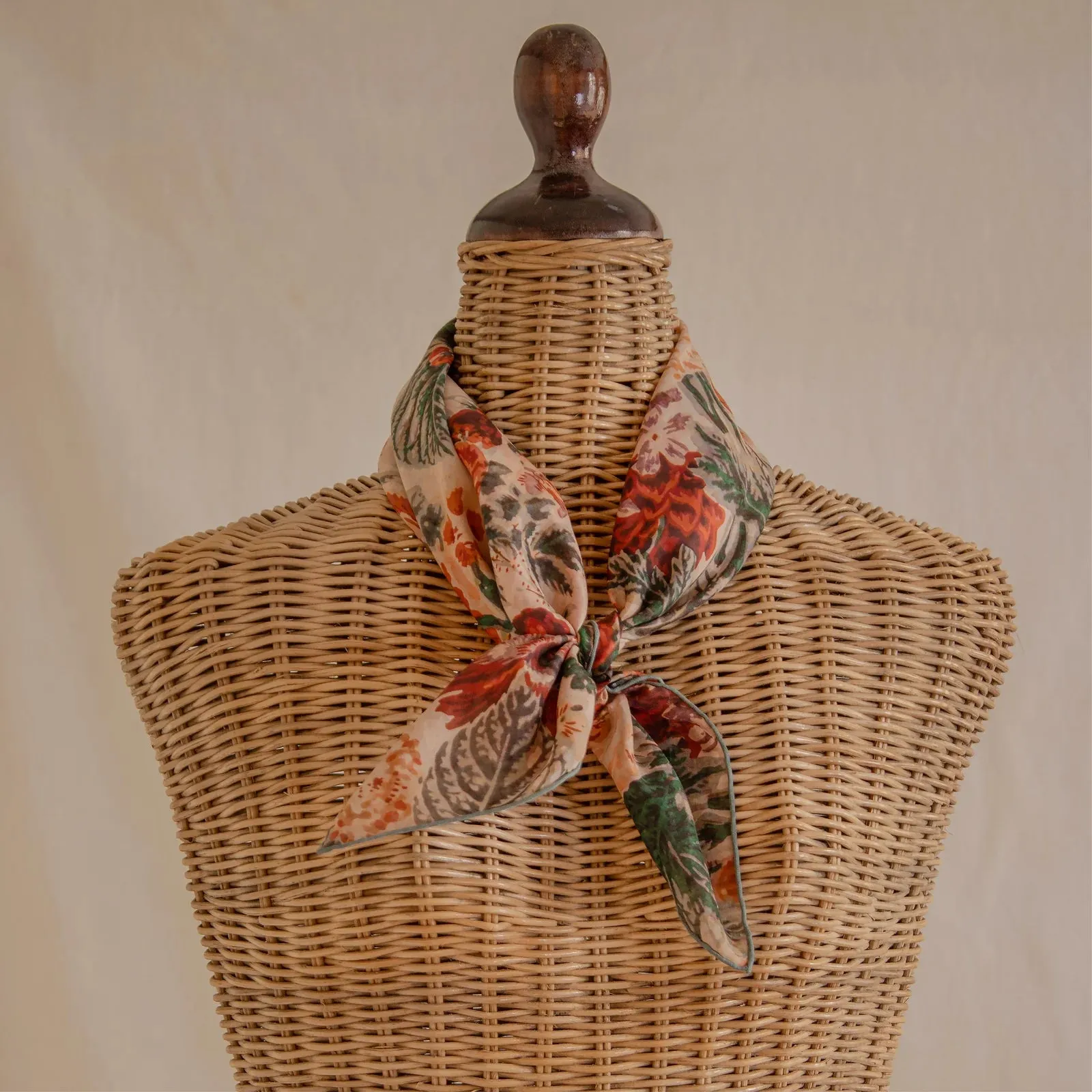 Tapis Noir Light Warm Flower Scarf
